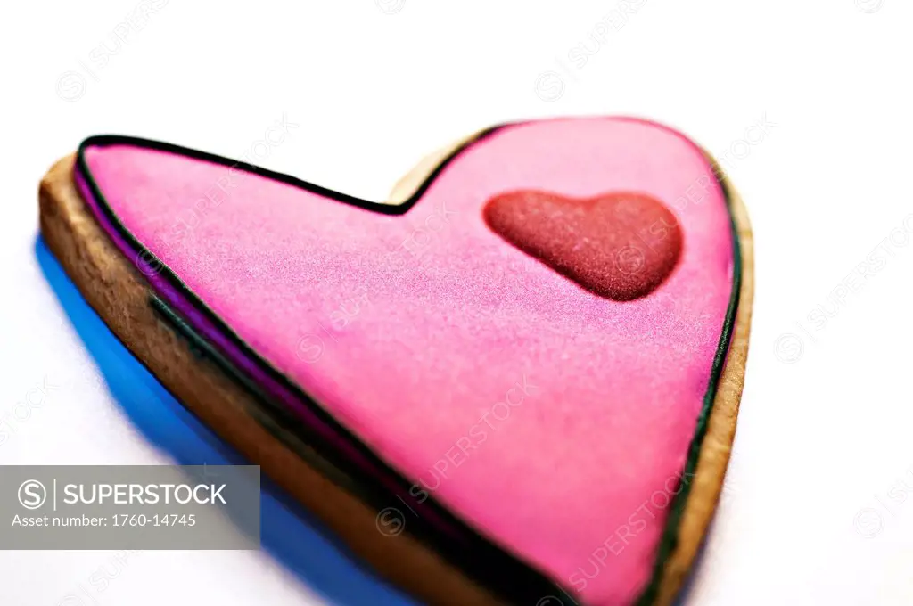 A heart shaped cookie is decorated for Valentine´s Day.