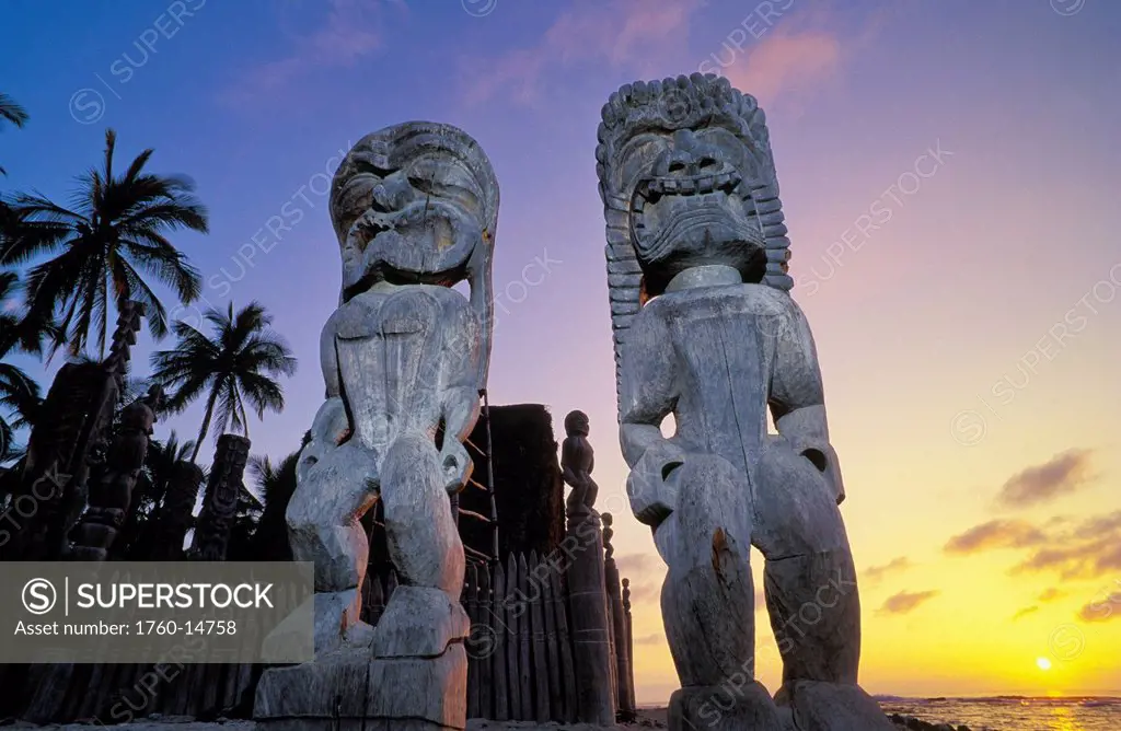 Hawaii, Big Island, South Kona, Pu´uhonua O Honaunau National Historial Park, Carved wooden Ki´i at Hale O Keawe Heiau, Sunset.