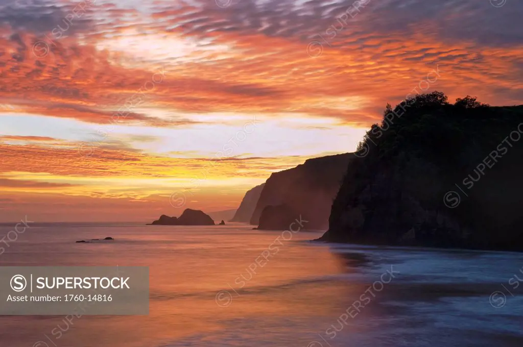 Hawaii, Big Island, Pololu, Sunrise along the cliffs of Pololu Valley.