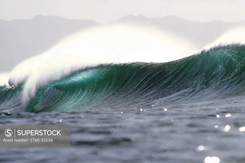 Hawaii, Oahu, North Shore, Beautiful empty wave at pipeline, afternoon light.