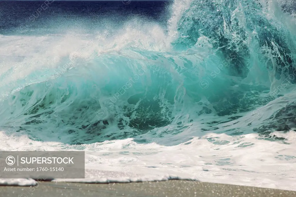 Hawaii, Oahu, Large crashing wave on the North Shore.