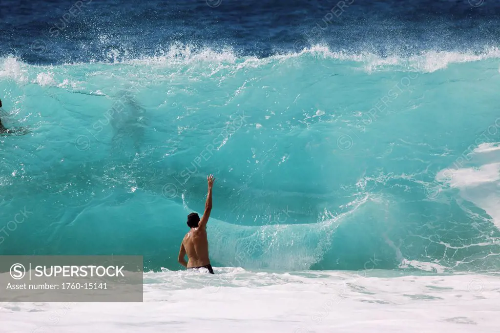 Hawaii, Oahu, North Shore, Man faces giant wave.
