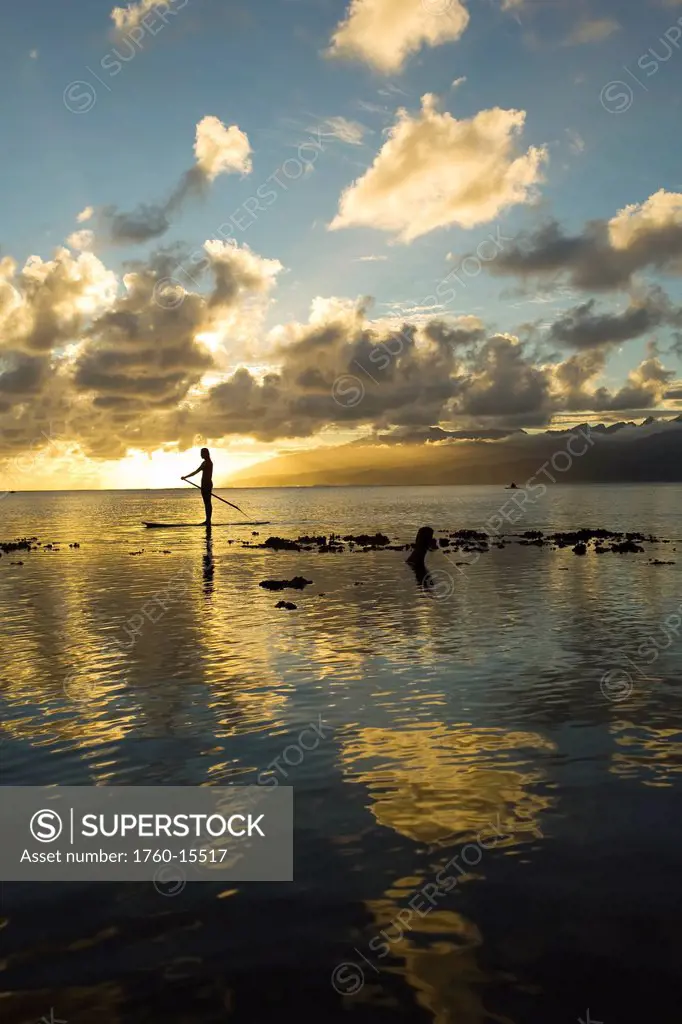 Tahiti, Teahupo´o, Silhouette of a woman on stand up paddle board