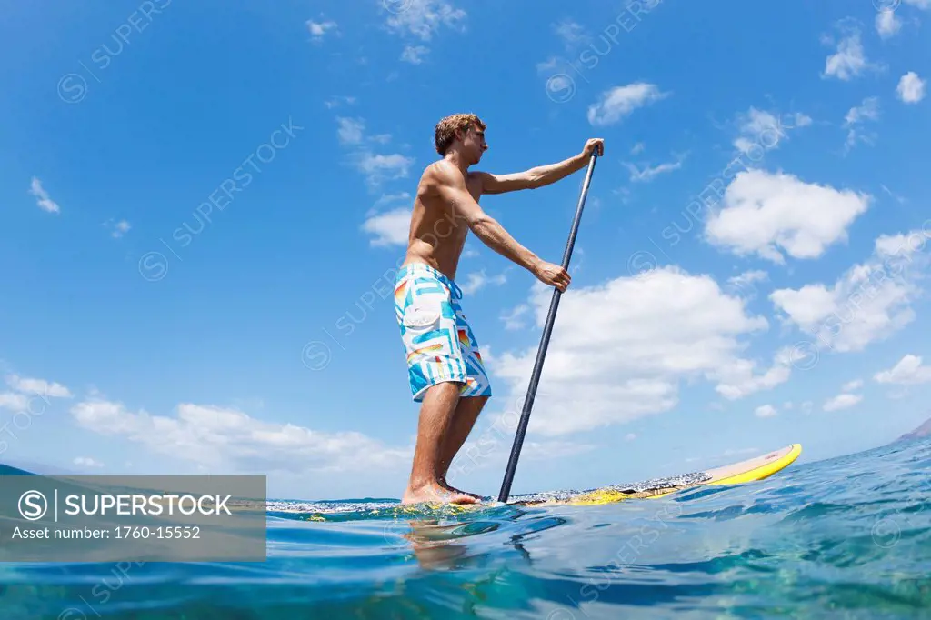 Hawaii, Maui, Athletic young man on a stand up paddle board