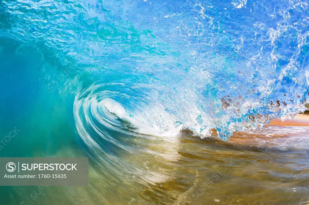 Hawaii, Maui, Makena Beach, Beautiful wave breaking along shore.
