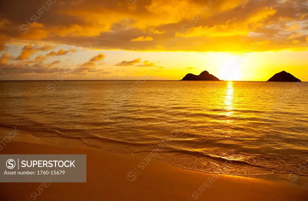 Hawaii, Oahu, Lanikai, Sunrise over the Mokulua Islands.