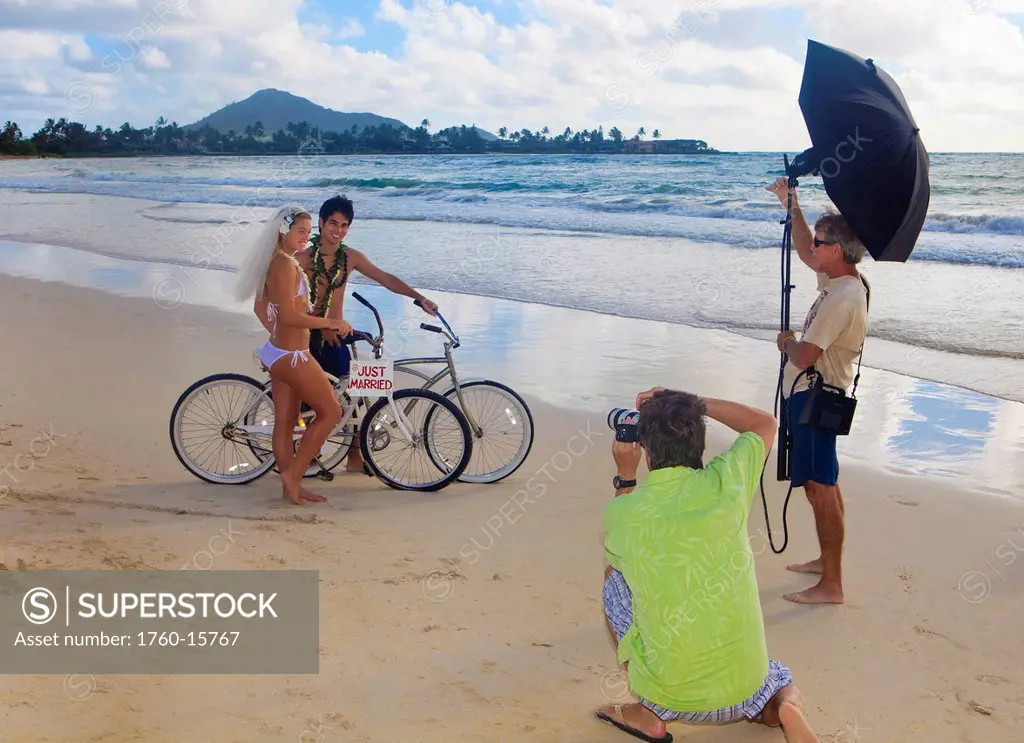 Hawaii, Oahu, Photographer shooting a portrait session on the beach