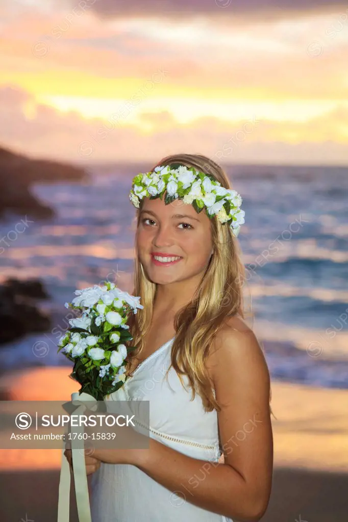 Hawaii, Oahu, Eternity Beach, Newlywed bride by the ocean