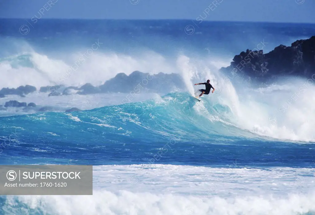 Hawaii, Maui, Hookipa Beach Park, ´Pavillions´, Surfer carving top of wave.