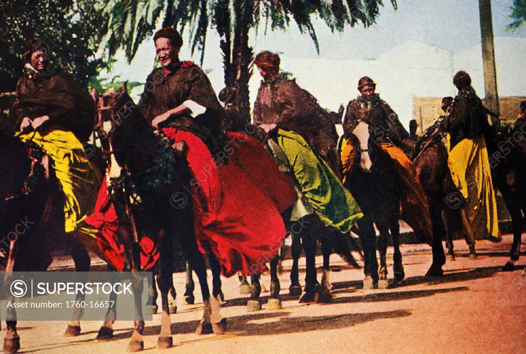 c.1917 Hawaiian Pa´u riders parade on horseback down the road