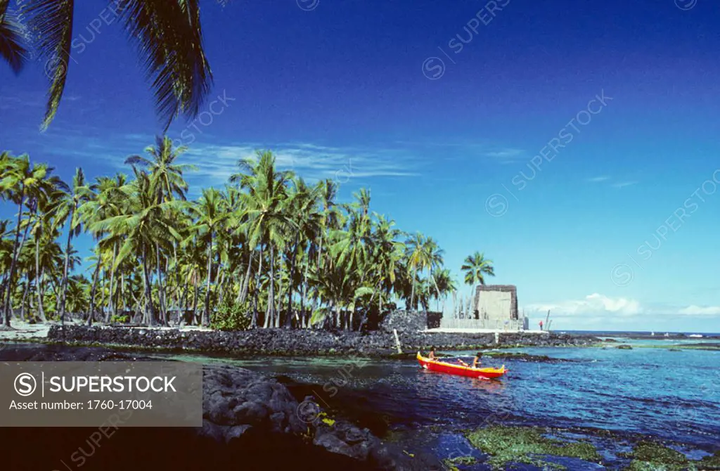 Hawaii, Big Island, Puuhonua O Honaunau City of Refuge, Outrigger canoe paddling out