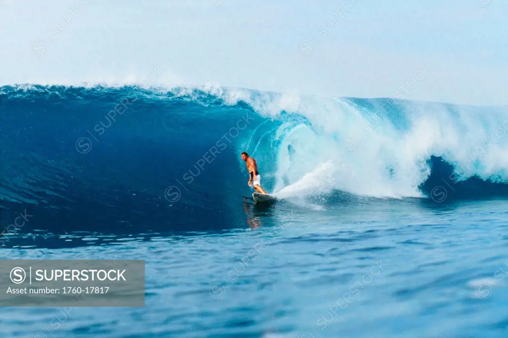 Hawaii, Oahu, North Shore, Backdoor Pipe, Pancho Sullivan riding wave