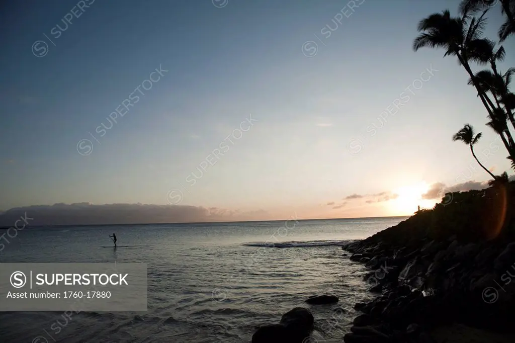 Hawai, Maui, Lahaina, Stand_up paddler at sunset.