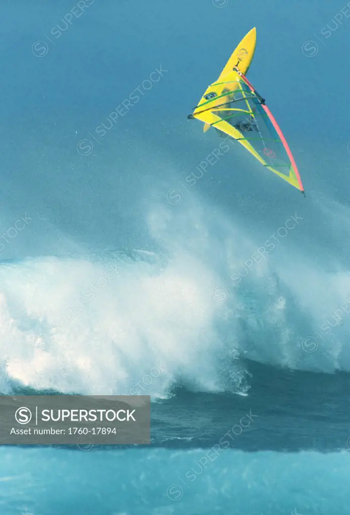 Hawaii, Maui, Ho´okipa, Alex Aguera airborne over huge wave,