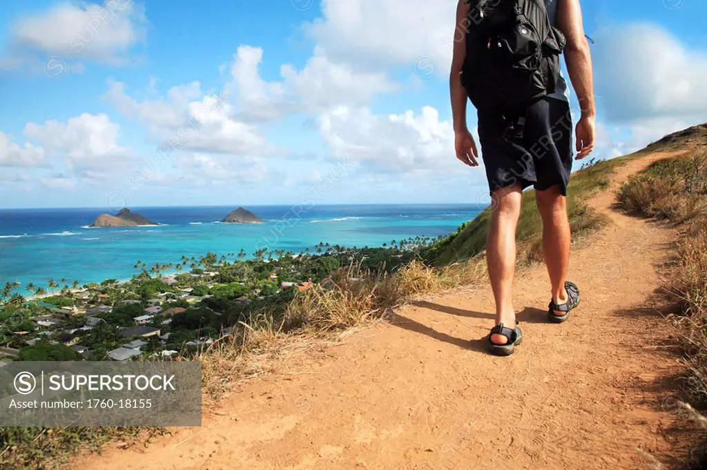 Hawaii, Oahu, Lanikai, Male hiker admiring view of Mokulua Islands.