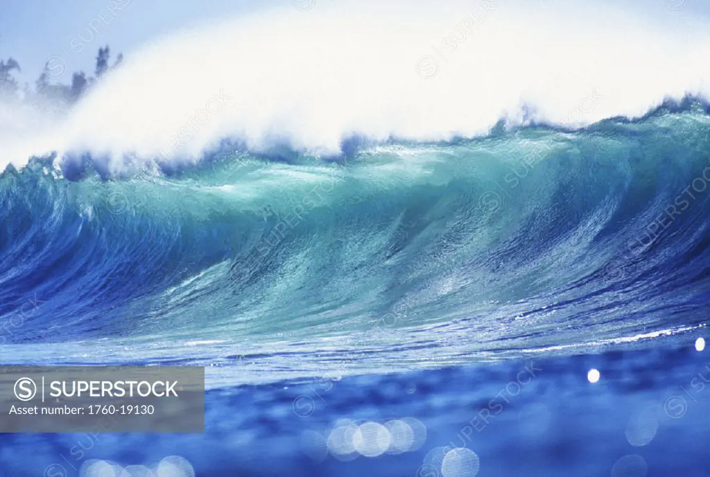 Hawaii, Oahu, North Shore, curling wave at world famous Pipeline.