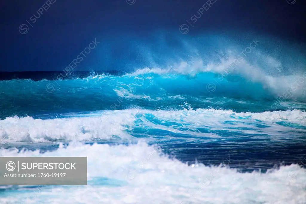 Hawaii, Oahu, Beautiful wave breaking.