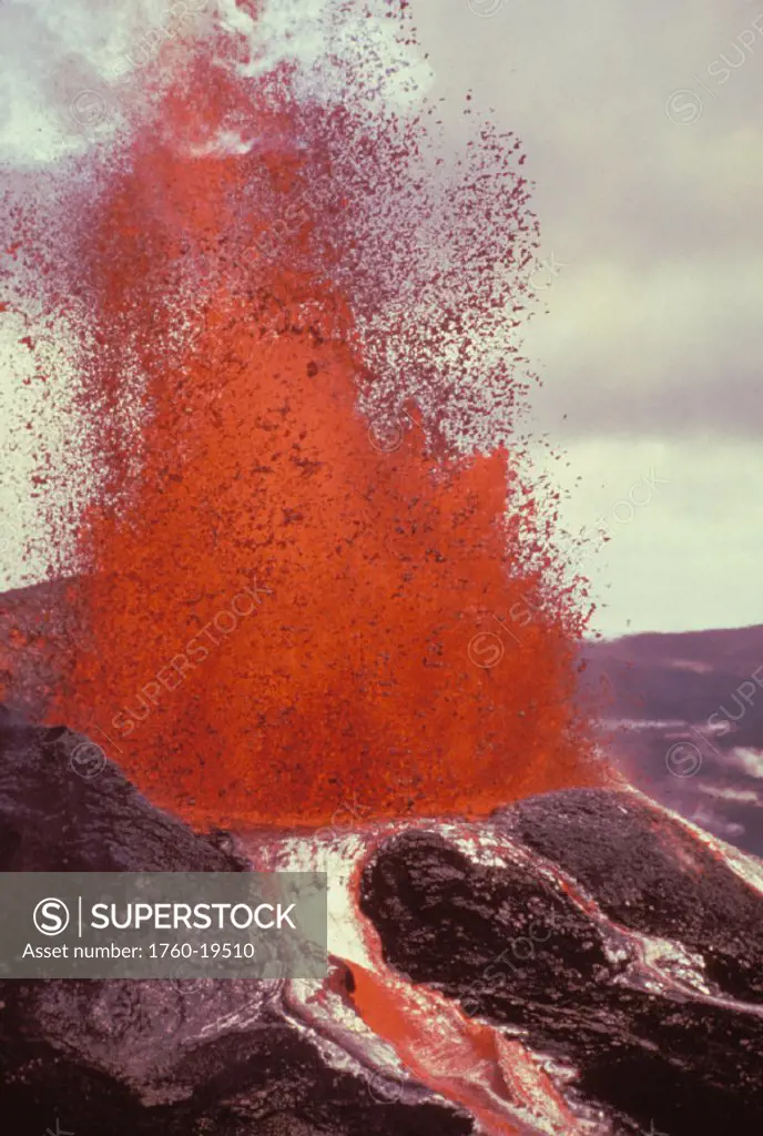 Hawaii, Big Island, Hawaii Volcanoes National Park, Kilauea, Pu´u O´o eruption, close-up fountaining action