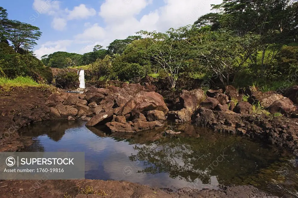 Hawaii, Big Island, Hilo, Wailuku River State Park, Pe´e Pe´e Falls at Boiling Pots