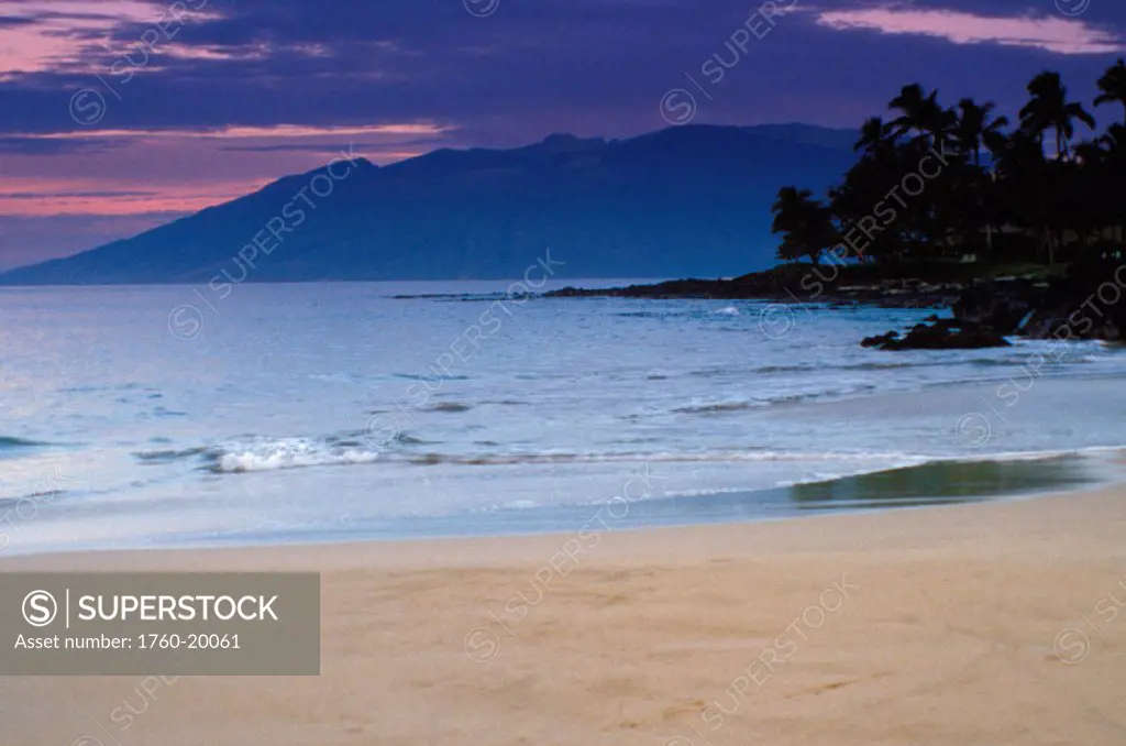 Hawaii, Maui, Wailea beach, at sunset, purple and blue sky, ocean