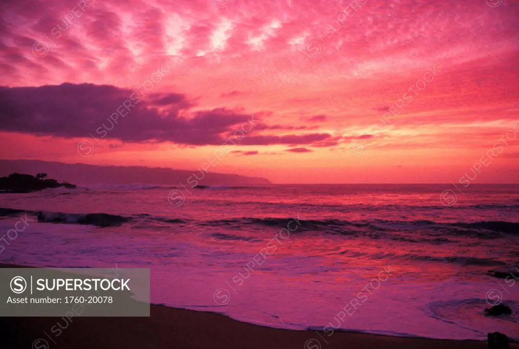 Hawaii, Oahu, North Shore, Waimea Bay at sunset, pink yellow and orange skies