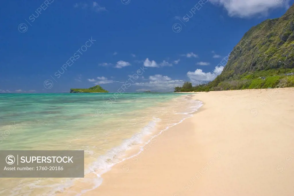 Hawaii, Oahu, Ocean, cliff and view of Rabbit Island from Makapu´u beach
