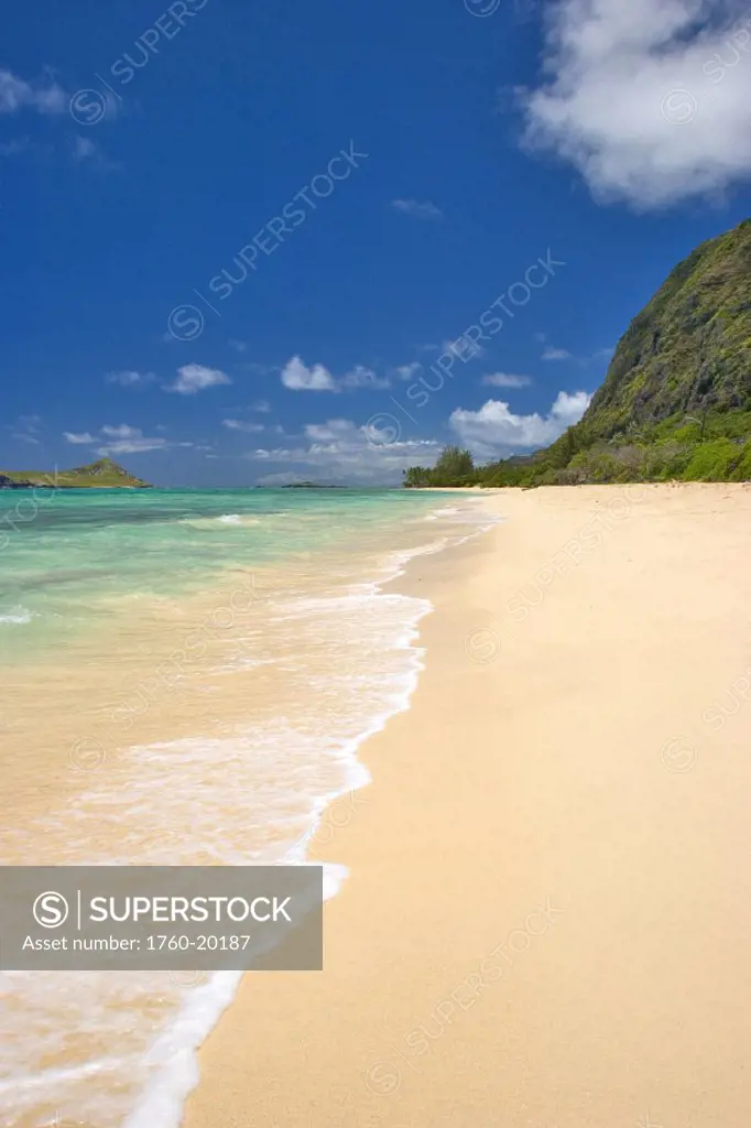 Hawaii, Oahu, Makapu´u, Rabbit Island in background, wave washes over gold sand beach