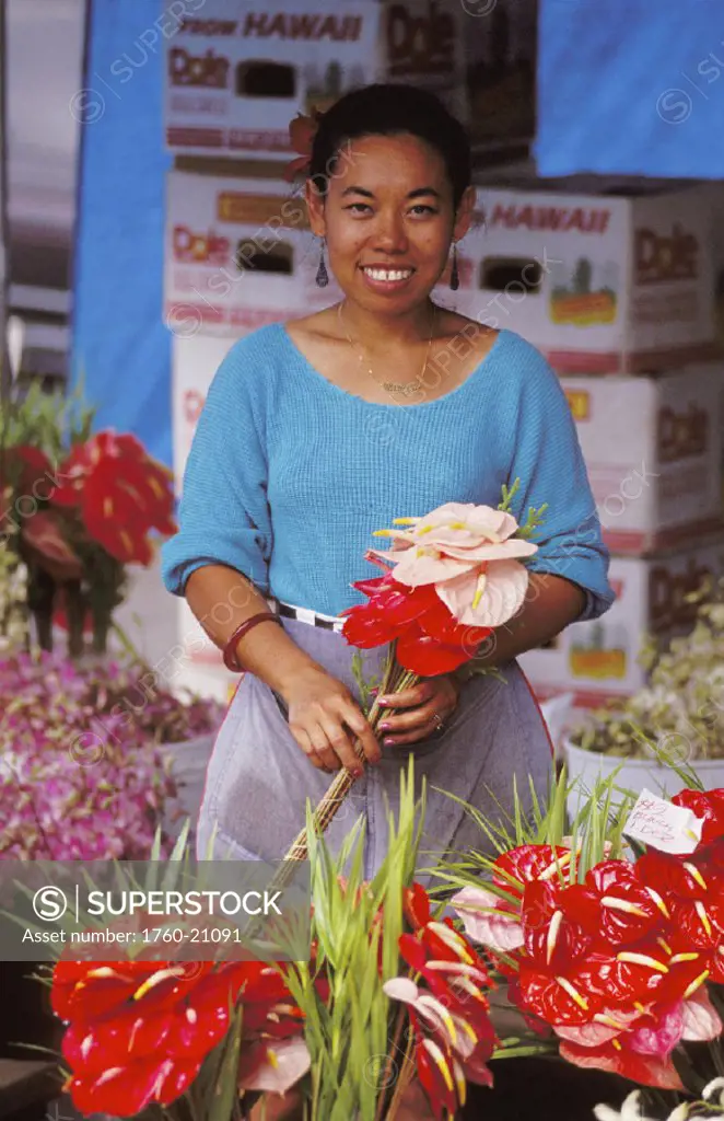 Hawaii, Big Island, Hilo, farmer´s market, flower stand with woman smiling, holds flowers