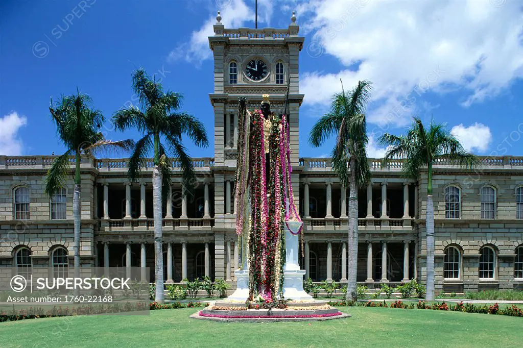 Oahu, Full length vu of King Kamehameha statue decorated w/ flower leis C1556