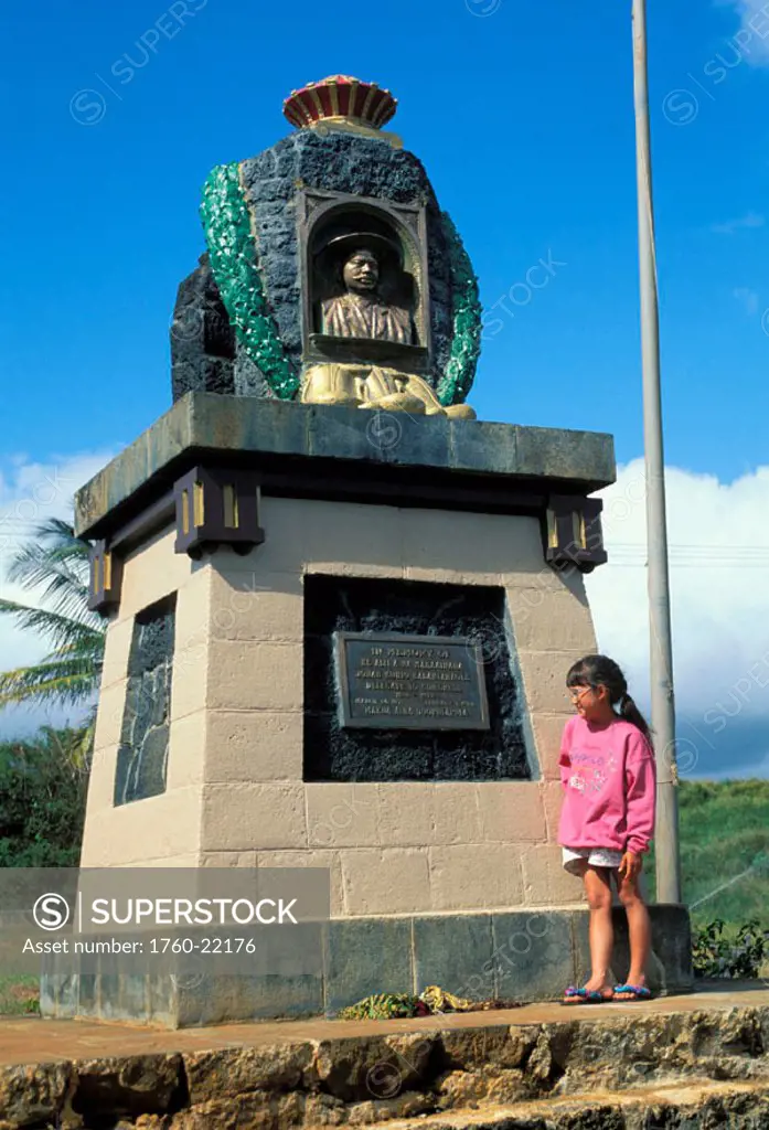 Hawaii, Kauai, Poipu, Prince Kuhio statue commemorating birth place, girl stands in front