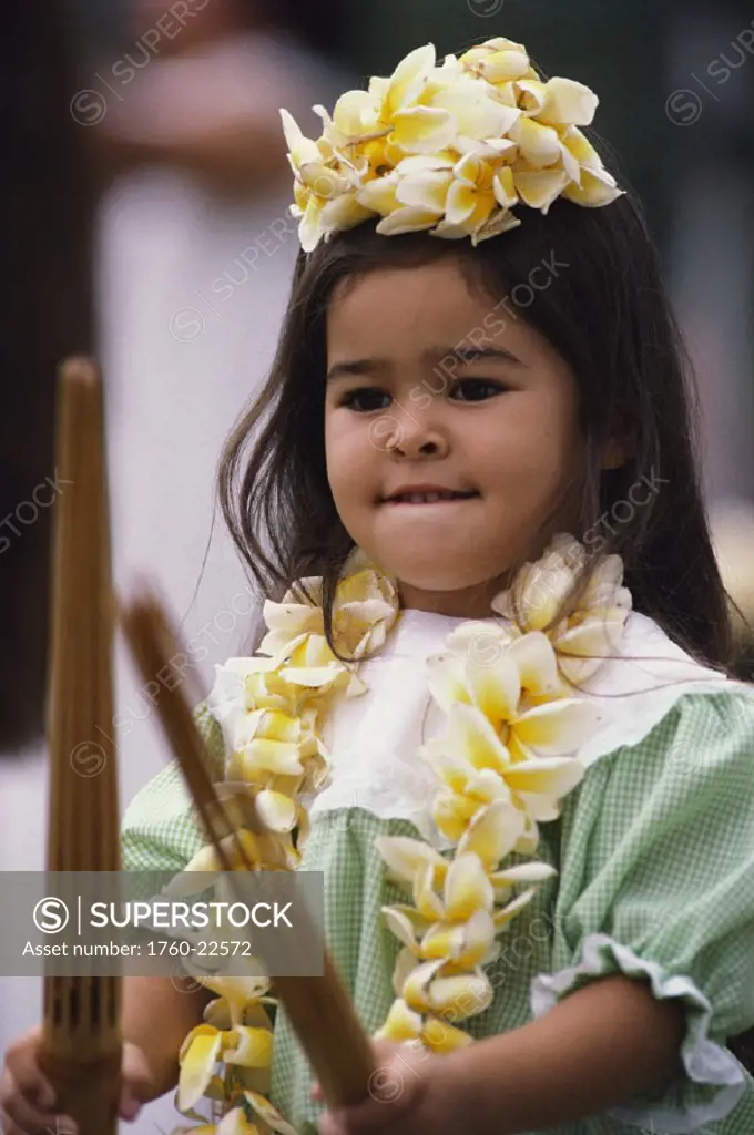 Hawaii, Halau O´Maiki Hula Festival, Keiki dancer with bamboo sticks