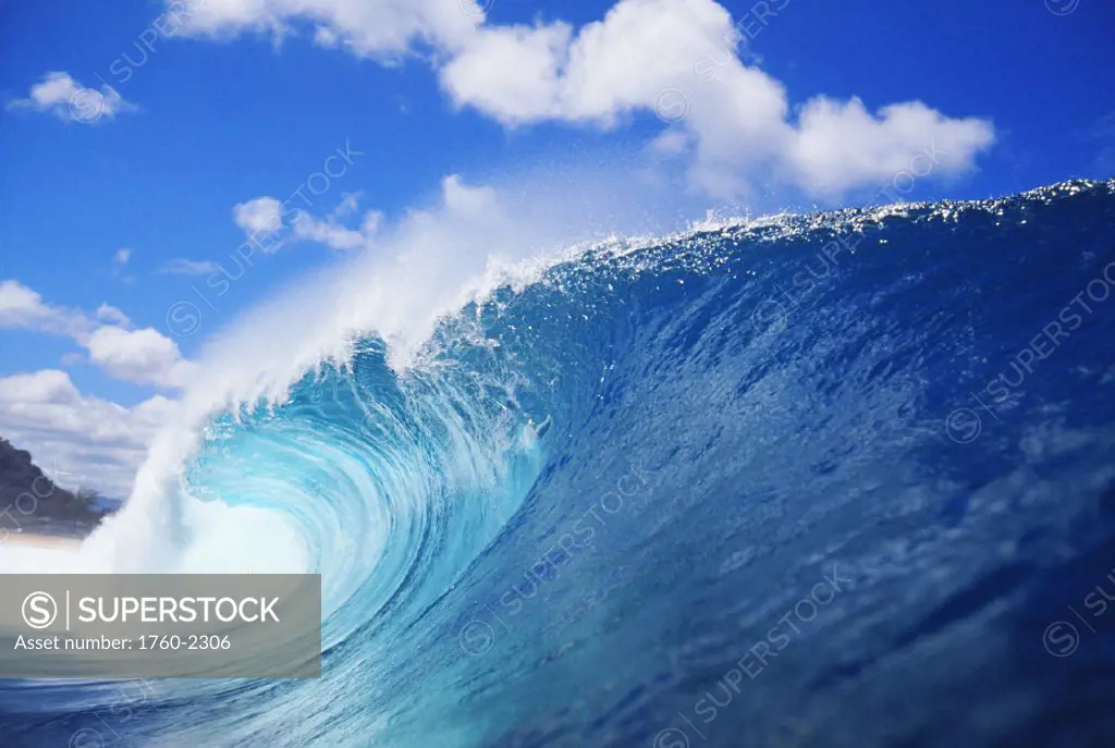 Hawaii, Oahu, North Shore, curling wave at world famous Pipeline.