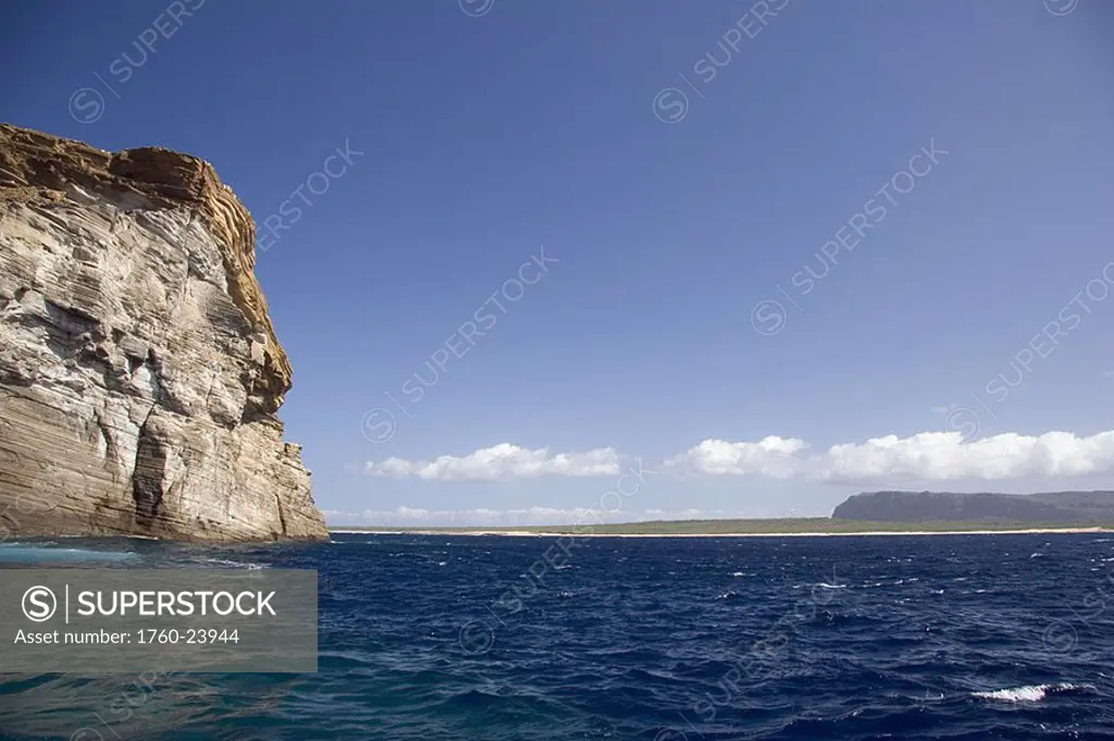 Hawaii, Niihau, A dive charter vessel backs up to ´The Keyhole´ on Lehua Rock, a tuft crater/seabird sanctuary west of Kauai