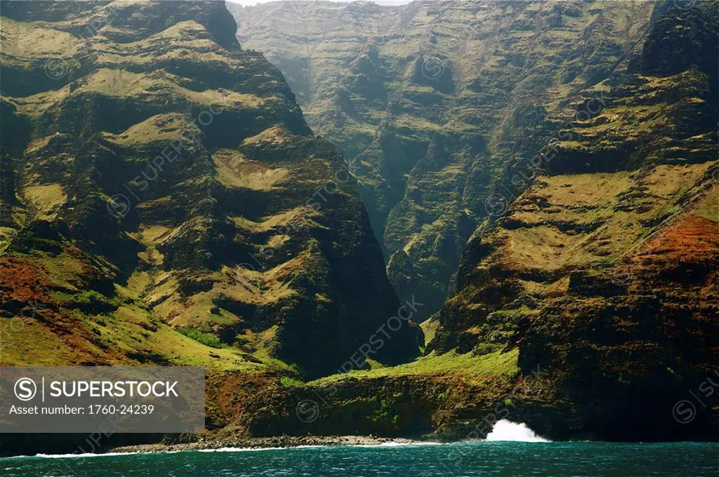 Hawaii, Kauai, Na Pali Coast, Rugged cliffs along ocean.