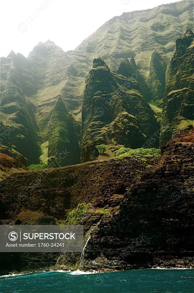 Hawaii, Kauai, Na Pali Coast, Rugged cliffs along ocean.