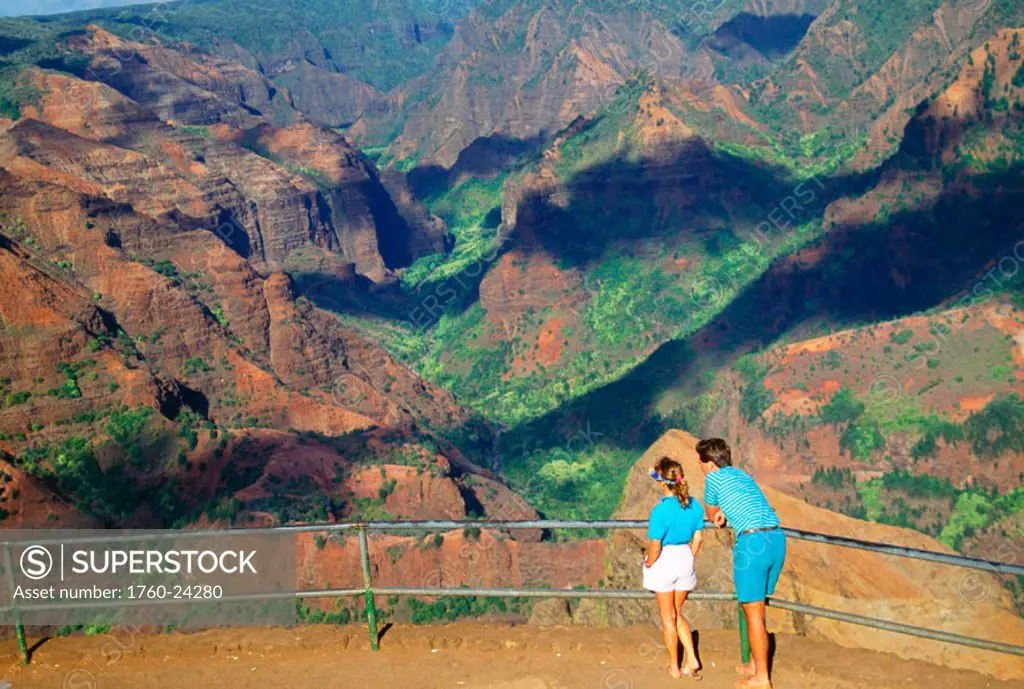 Hawaii, Kauai, Waimea Canyon, couple standing at lookout point