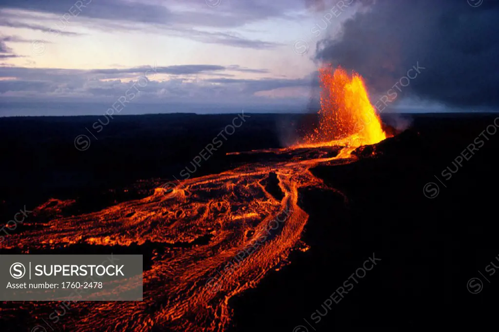 Hawaii, BigIsle, Kilauea Volcano, Puu Oo Vent erupting at twilight B1574
