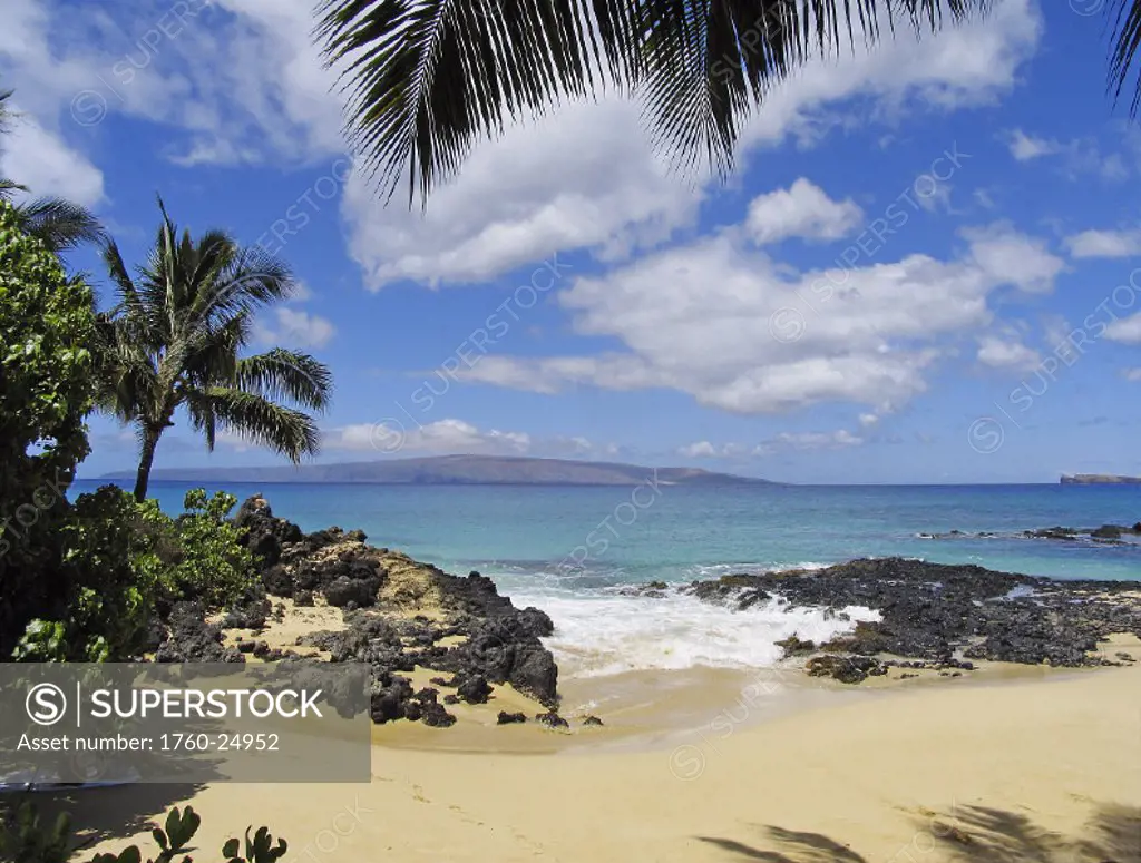 Hawaii, Maui, Makena, View from Secret beach of Kahoolawe and Molokini Islands.
