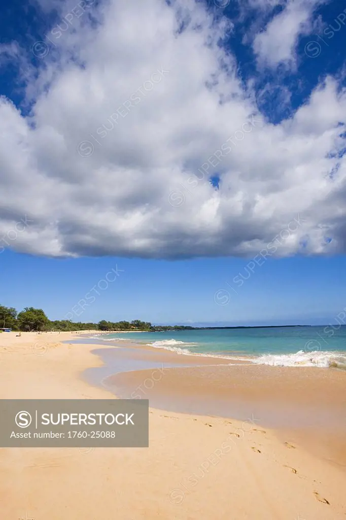 Hawaii, Maui, Makena State Park, Oneloa or Big Beach, water lapping onto shore of warm sandy beach