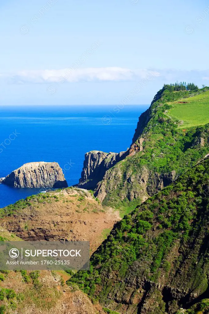 Hawaii, Maui, Moke´ehia Islet just offshore of Hakuhe´e Point, Haleakala in the distance.