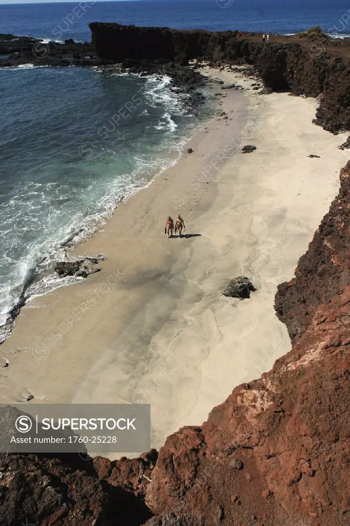 Hawaii, Lanai, Shark´s Cove, two girls walking along the beach