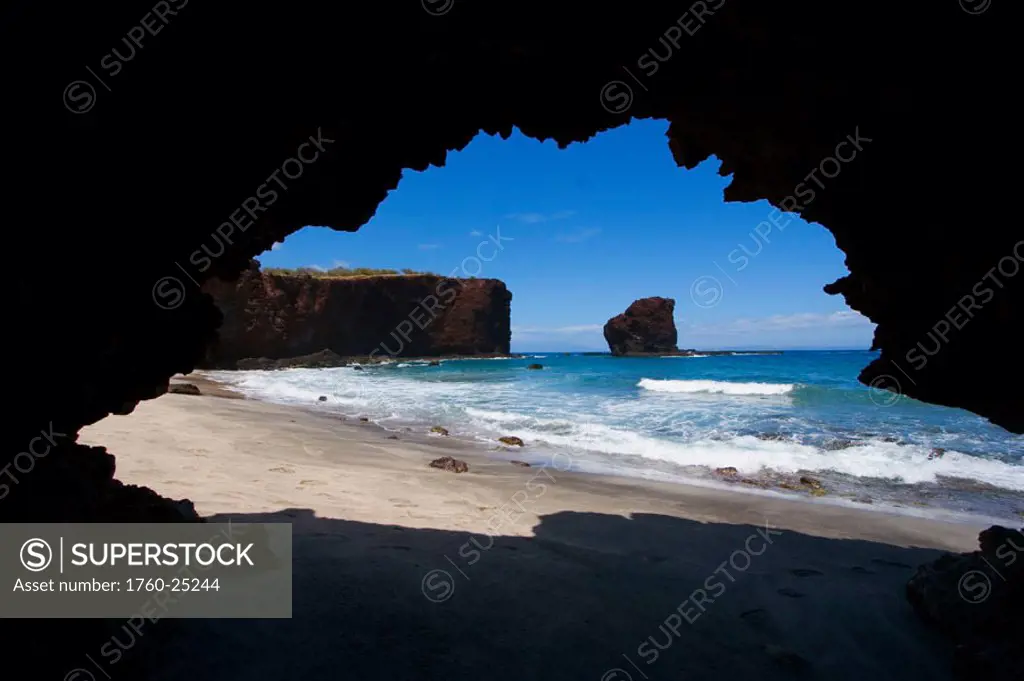 Hawaii, Lanai, Pu´u Pehe, Sweetheart Rock seen from sea cave