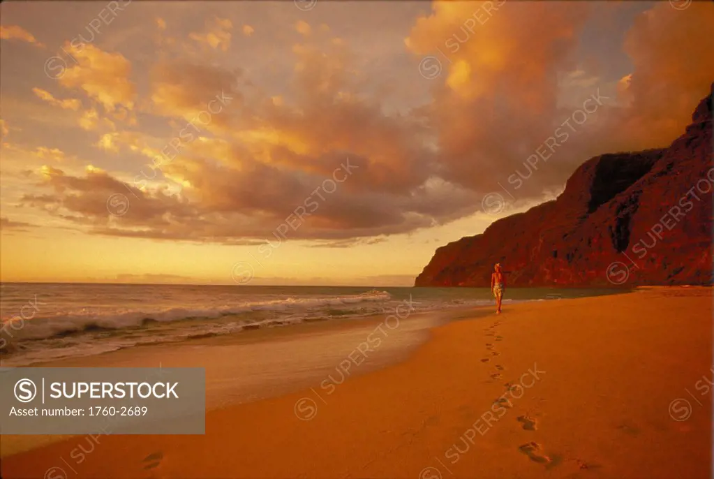 Kauai Polihale Beach @ sunset golden light, woman walk shoreline D1499 footprints puffy clouds