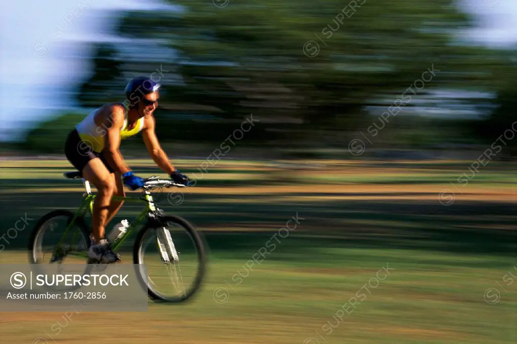 Man on mountain bike in action, blur B1232