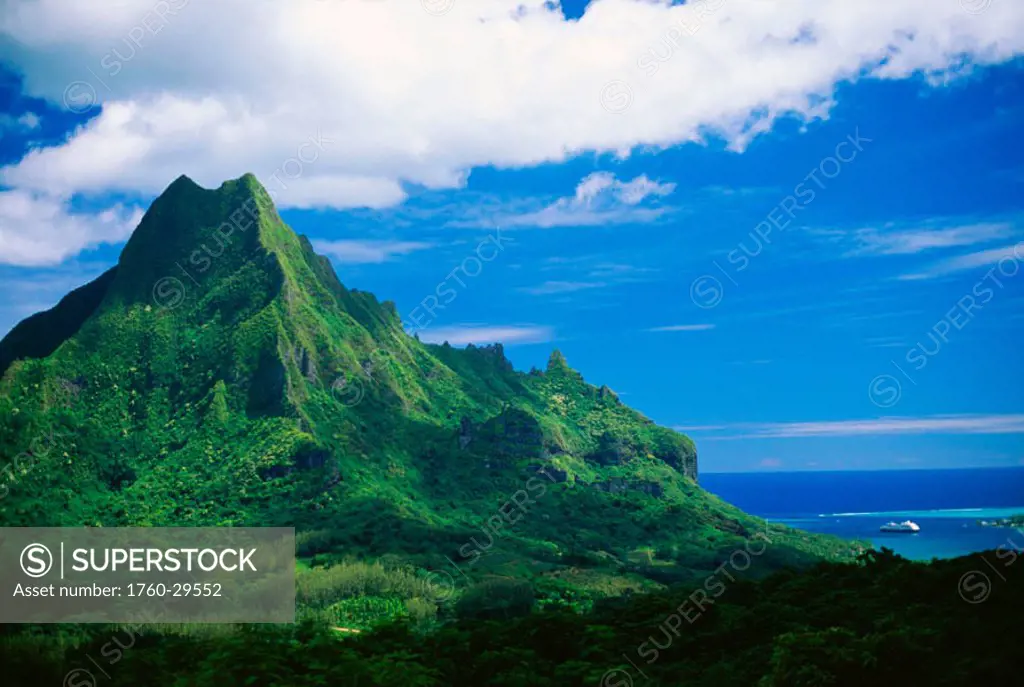 French Polynesia, Tahiti, Moorea, Mount Rotui, green mountaintop, ocean below