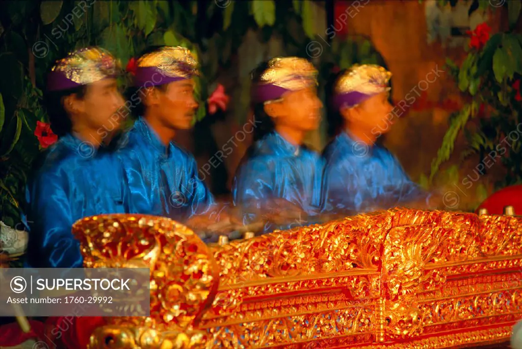 Indo, Bali, Ubud, musicians from Semara Ratih Troupe, Ramayana Ballet, blur C1820