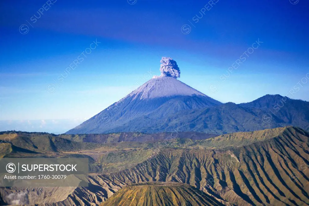 INDO, Java, Bromo Tengger Semeru Nat´l Park overview, volcano erupts background