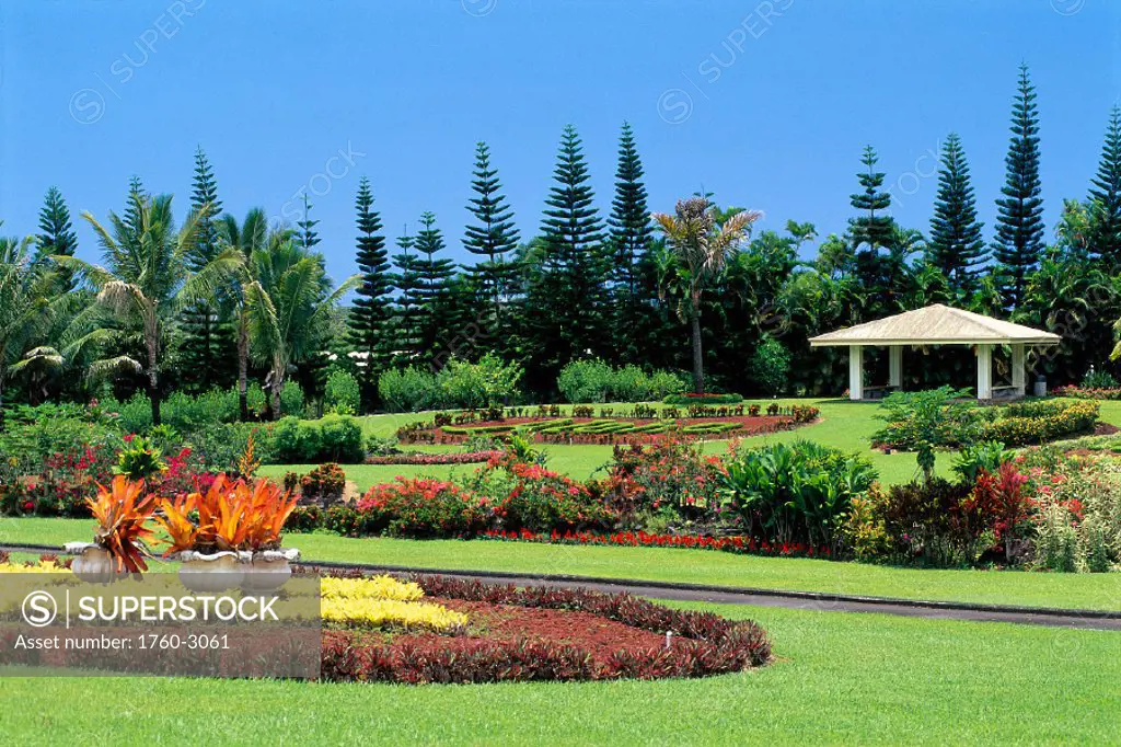 Hawaii, Big Island, Hilo, Nani Maui Gardens, flowers and green lawn B1627