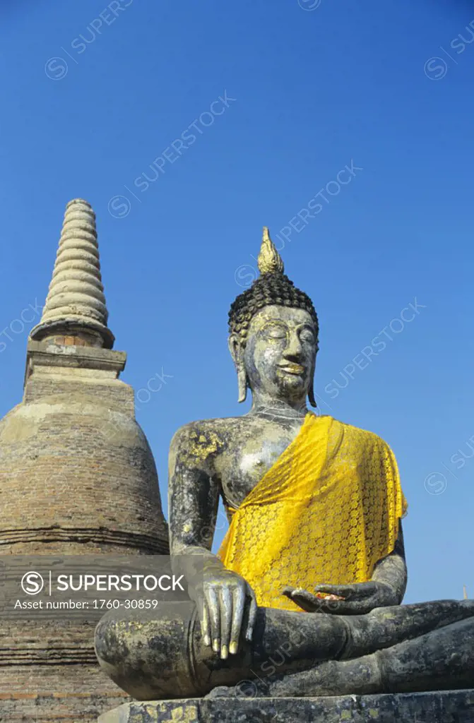 Thailand, Sukhothai, Wat Mahathat, Buddha statue and temple