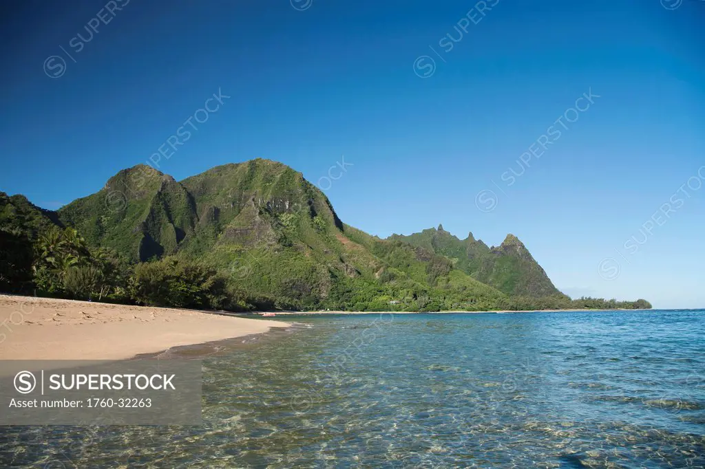 Hawaii, Kauai, Haena, Tunnels Beach, Clear Blue Water And Lush Green Mountain Peaks.